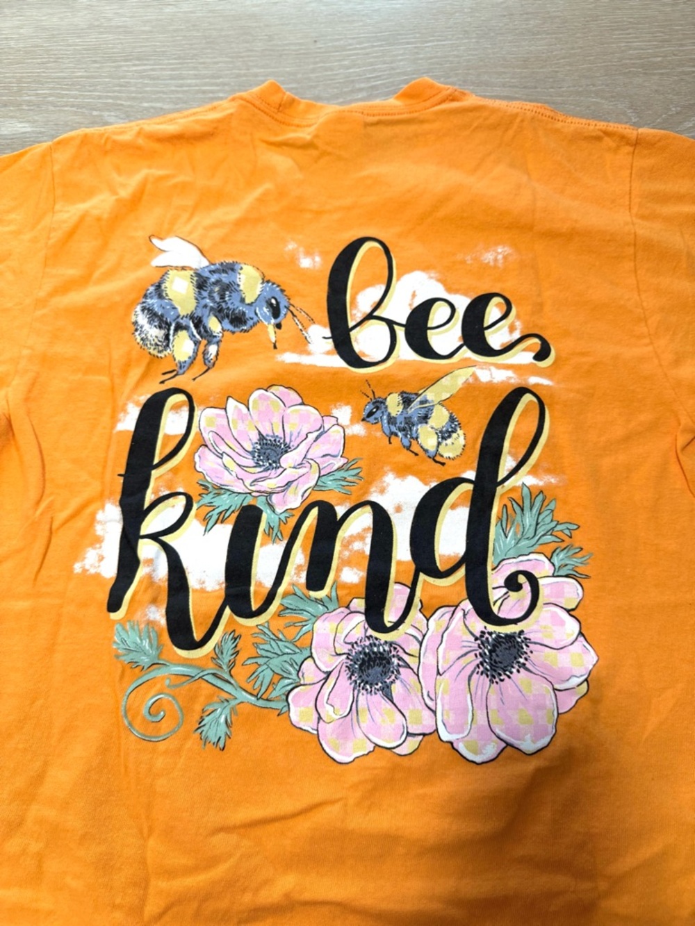 Southern Attitude size M orange bumble bee flower graphic t shirt 269